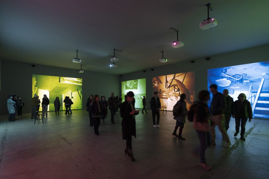 In Nauman’s Labyrinths. A Walk through the Exhibition with Stefano Bartezzaghi, 2022 Courtesy Pirelli HangarBicocca Photo Lorenzo Palmieri