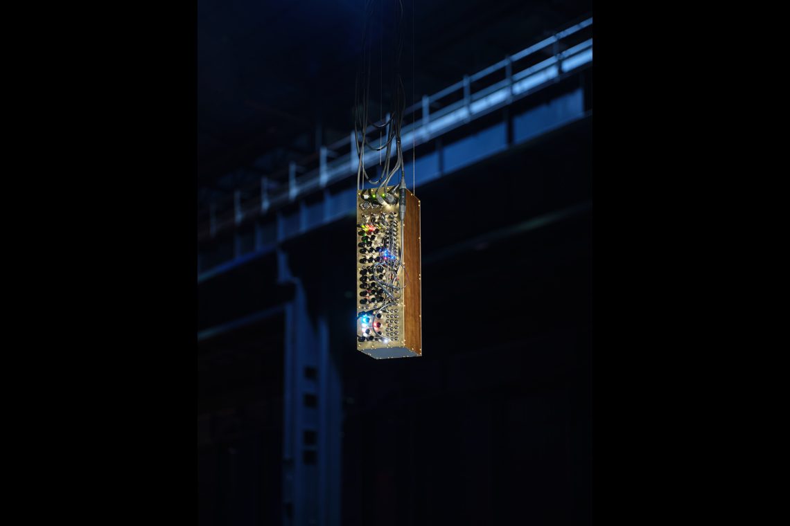 Soundwalk Collective Bleeding, 2025 Veduta dell’installazione, Pirelli HangarBicocca, Milano, 2025 Commissionata e prodotta da Pirelli HangarBicocca © Nan Goldin Courtesy gli artisti e Pirelli HangarBicocca, Milano Foto Agostino Osio