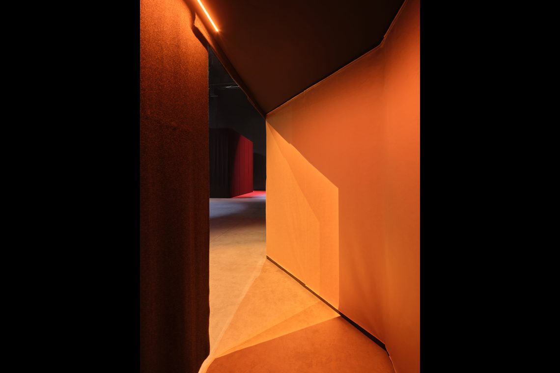 Nan Goldin “This Will Not End Well” Veduta della mostra, Pirelli HangarBicocca, Milano, 2025 © Nan Goldin Courtesy l’artista, Gagosian e Pirelli HangarBicocca, Milano Foto Agostino Osio