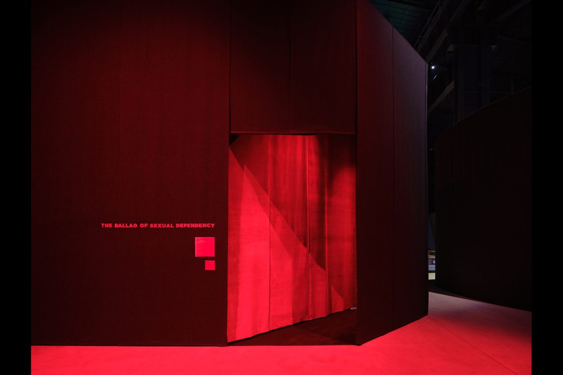 Nan Goldin “This Will Not End Well” Veduta della mostra, Pirelli HangarBicocca, Milano, 2025 © Nan Goldin Courtesy l’artista, Gagosian e Pirelli HangarBicocca, Milano Foto Agostino Osio