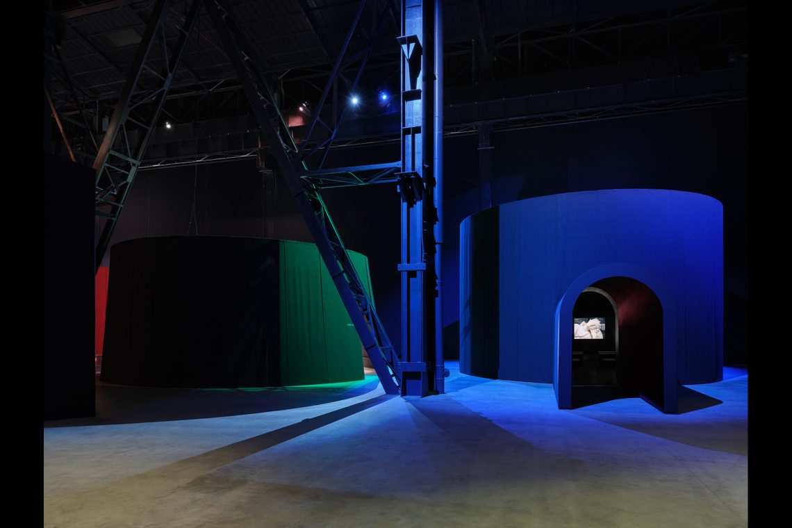 Nan Goldin “This Will Not End Well” Veduta della mostra, Pirelli HangarBicocca, Milano, 2025 © Nan Goldin Courtesy l’artista, Gagosian e Pirelli HangarBicocca, Milano Foto Agostino Osio