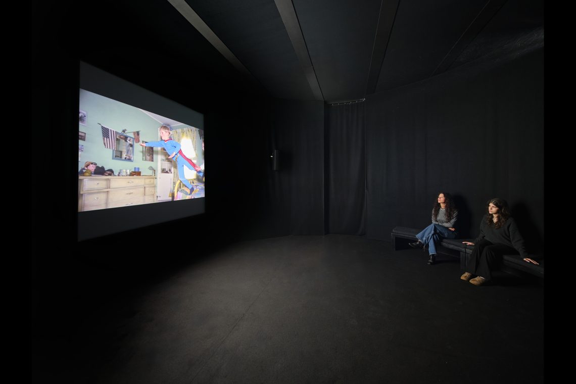 Nan Goldin Fire Leap, 2010-2022 Veduta dell’installazione, Pirelli HangarBicocca, Milano, 2025 © Nan Goldin Courtesy l’artista, Gagosian, e Pirelli HangarBicocca, Milano Foto Agostino Osio