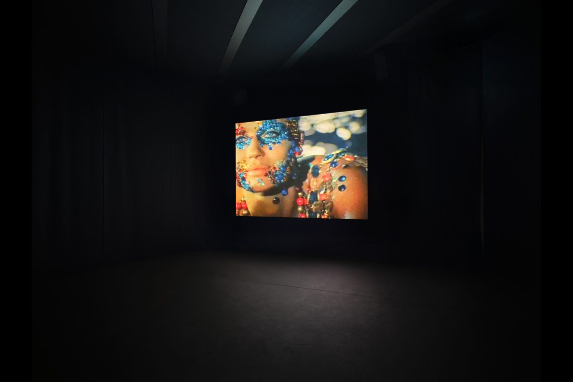 Nan Goldin Sirens, 2019-2020 Veduta dell’installazione, Pirelli HangarBicocca, Milano, 2025 © Nan Goldin Courtesy l’artista, Gagosian, e Pirelli HangarBicocca, Milano Foto Agostino Osio
