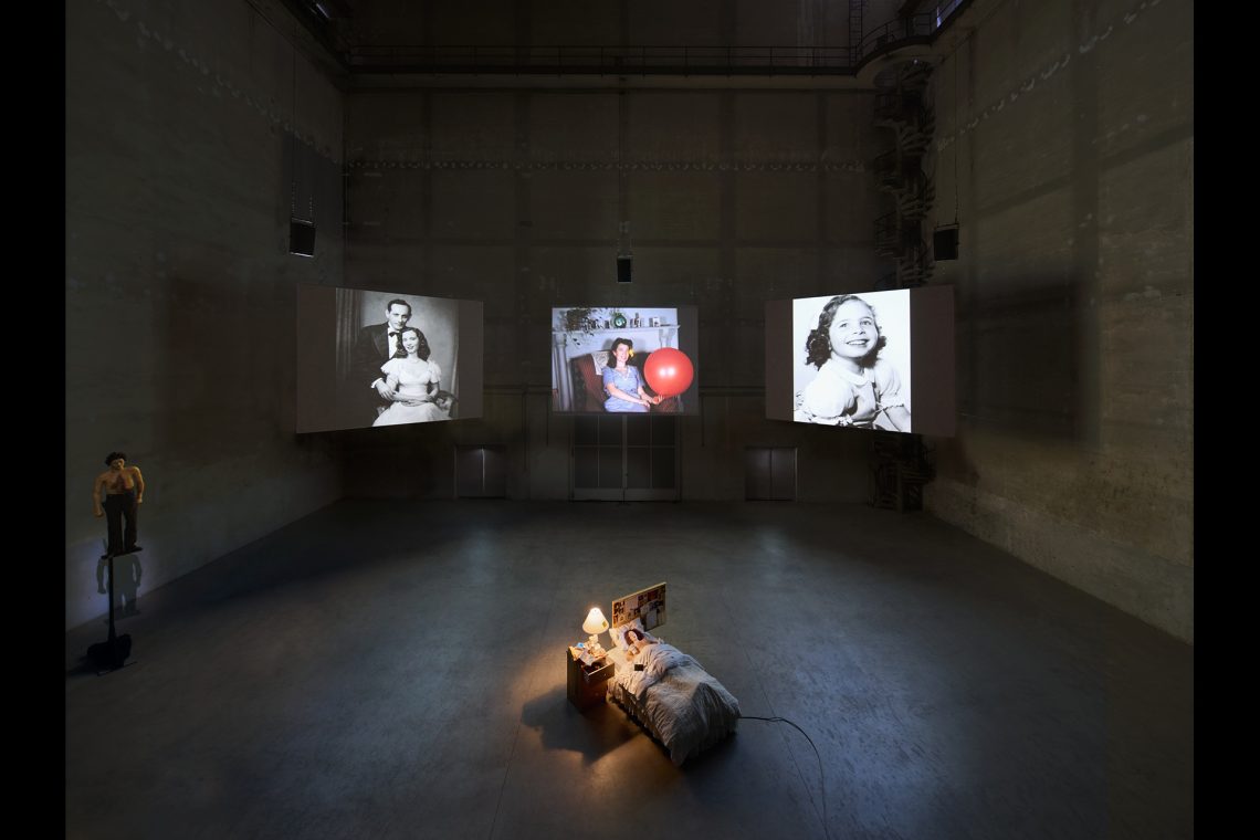 Nan Goldin Sisters, Saints, Sibyls, 2004-2022 Veduta dell’installazione, Pirelli HangarBicocca, Milano, 2025 © Nan Goldin Courtesy l’artista, Kramlich Collection e Pirelli HangarBicocca, Milano Foto Agostino Osio