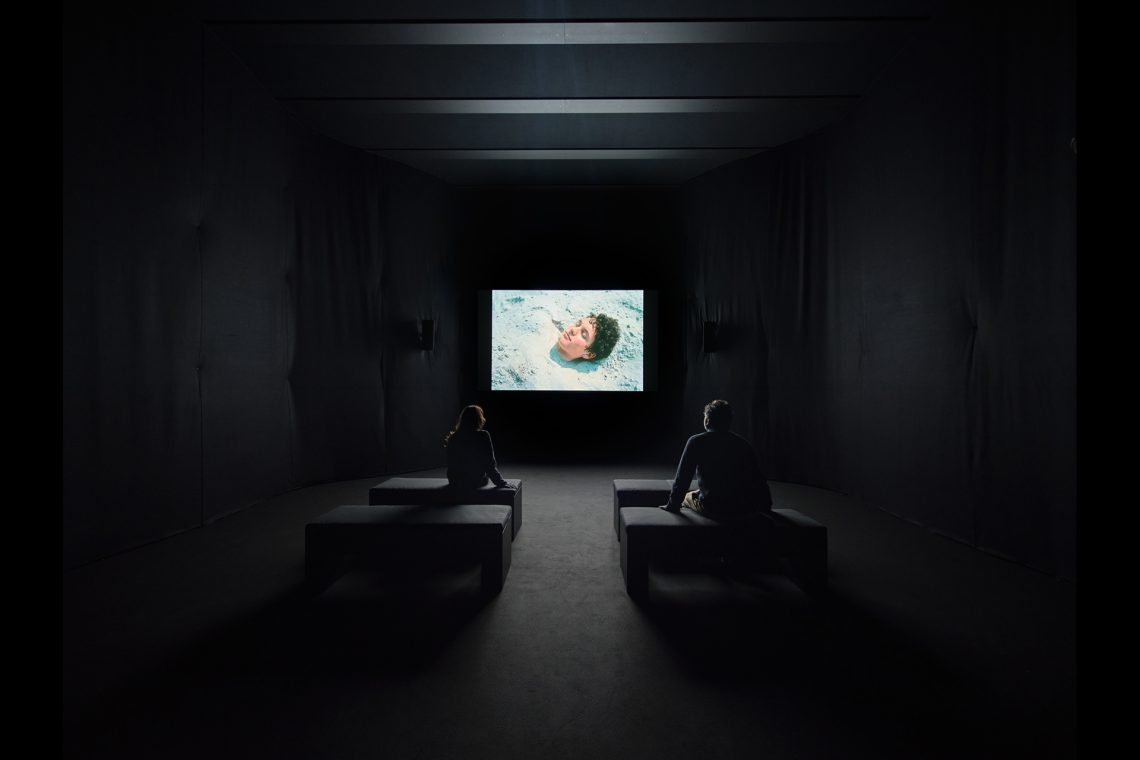 Nan Goldin Stendhal Syndrome, 2024 Veduta dell’installazione, Pirelli HangarBicocca, Milano, 2025 © Nan Goldin Courtesy l’artista, Gagosian, e Pirelli HangarBicocca, Milano Foto Agostino Osio