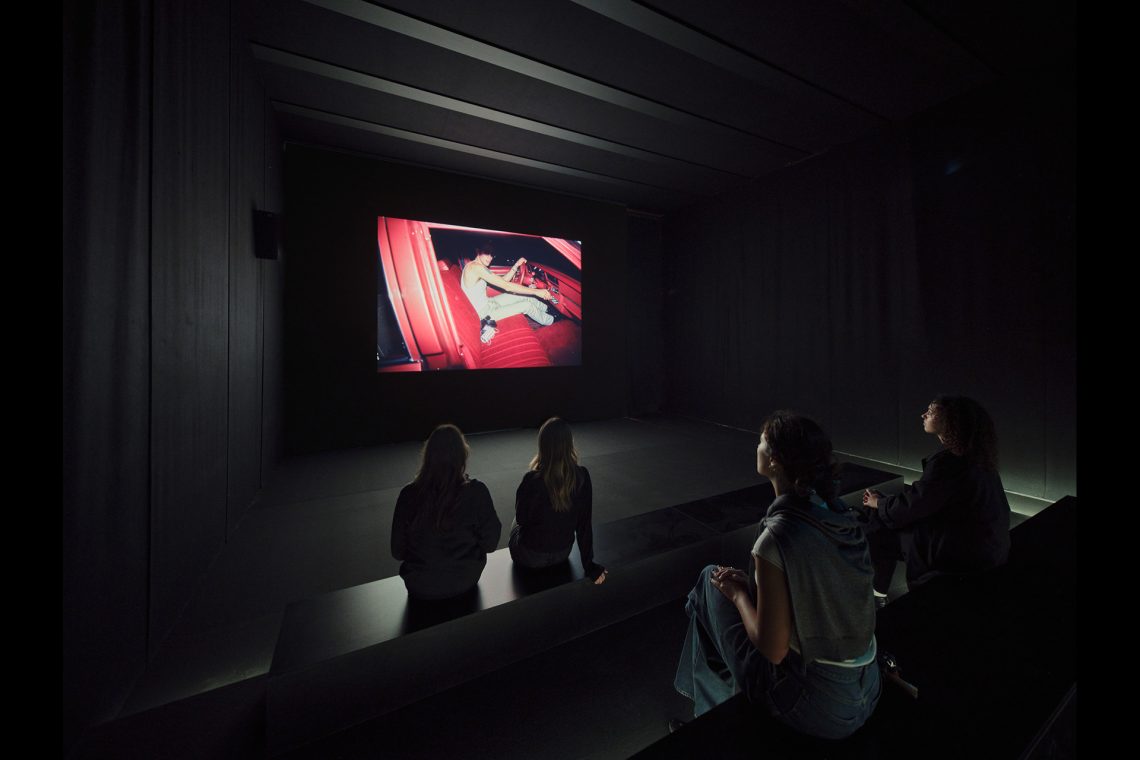 Nan Goldin
The Ballad of Sexual Dependency, 1981-2022
Veduta dell’installazione, Pirelli HangarBicocca, Milano, 2025
© Nan Goldin
Courtesy l’artista, Gagosian, e Pirelli HangarBicocca, Milano
Foto Agostino Osio
