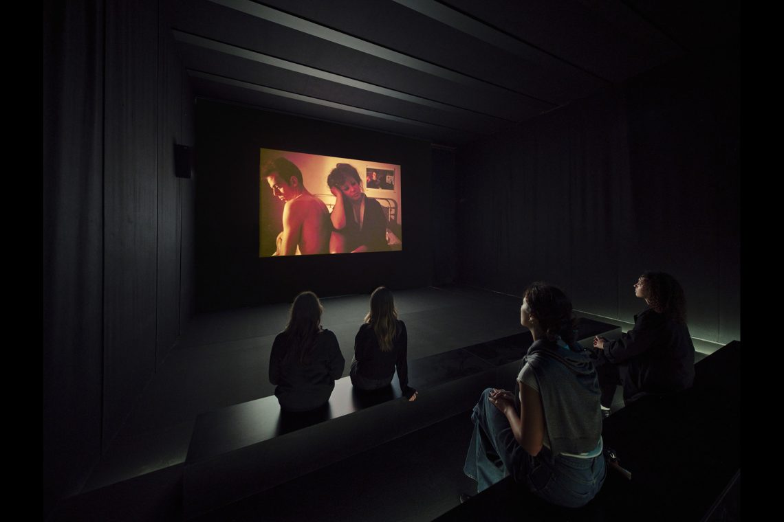 Nan Goldin The Ballad of Sexual Dependency, 1981-2022 Veduta dell’installazione, Pirelli HangarBicocca, Milano, 2025 © Nan Goldin Courtesy l’artista, Gagosian, e Pirelli HangarBicocca, Milano Foto Agostino Osio