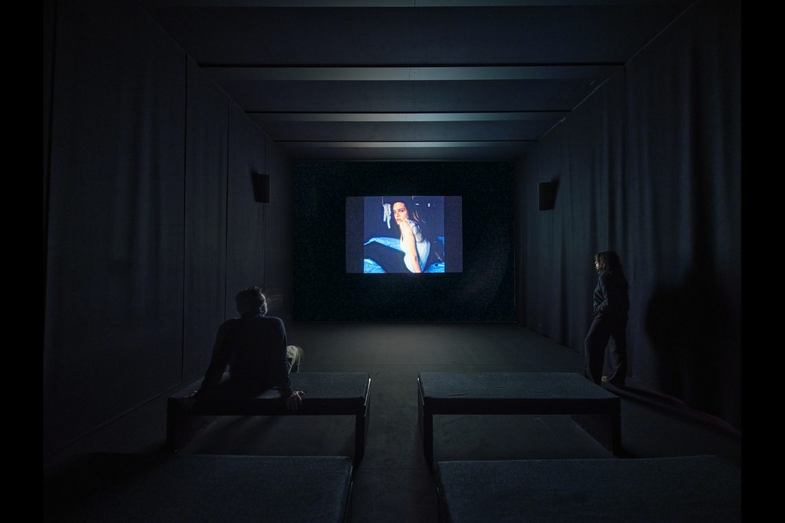 Nan Goldin The Other Side, 1992-2021 Veduta dell’installazione, Pirelli HangarBicocca, Milano, 2025 © Nan Goldin Courtesy l’artista, Gagosian, e Pirelli HangarBicocca, Milano Foto Agostino Osio