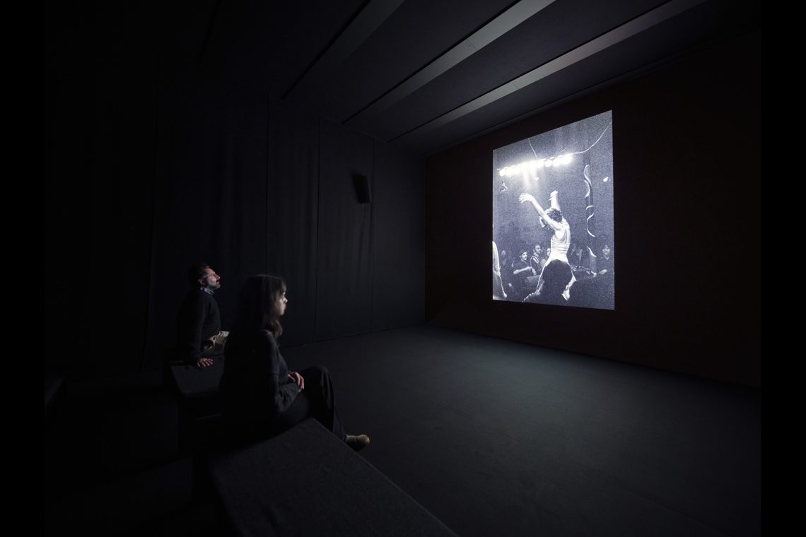 Nan Goldin The Other Side, 1992-2021 Veduta dell’installazione, Pirelli HangarBicocca, Milano, 2025 © Nan Goldin Courtesy l’artista, Gagosian, e Pirelli HangarBicocca, Milano Foto Agostino Osio