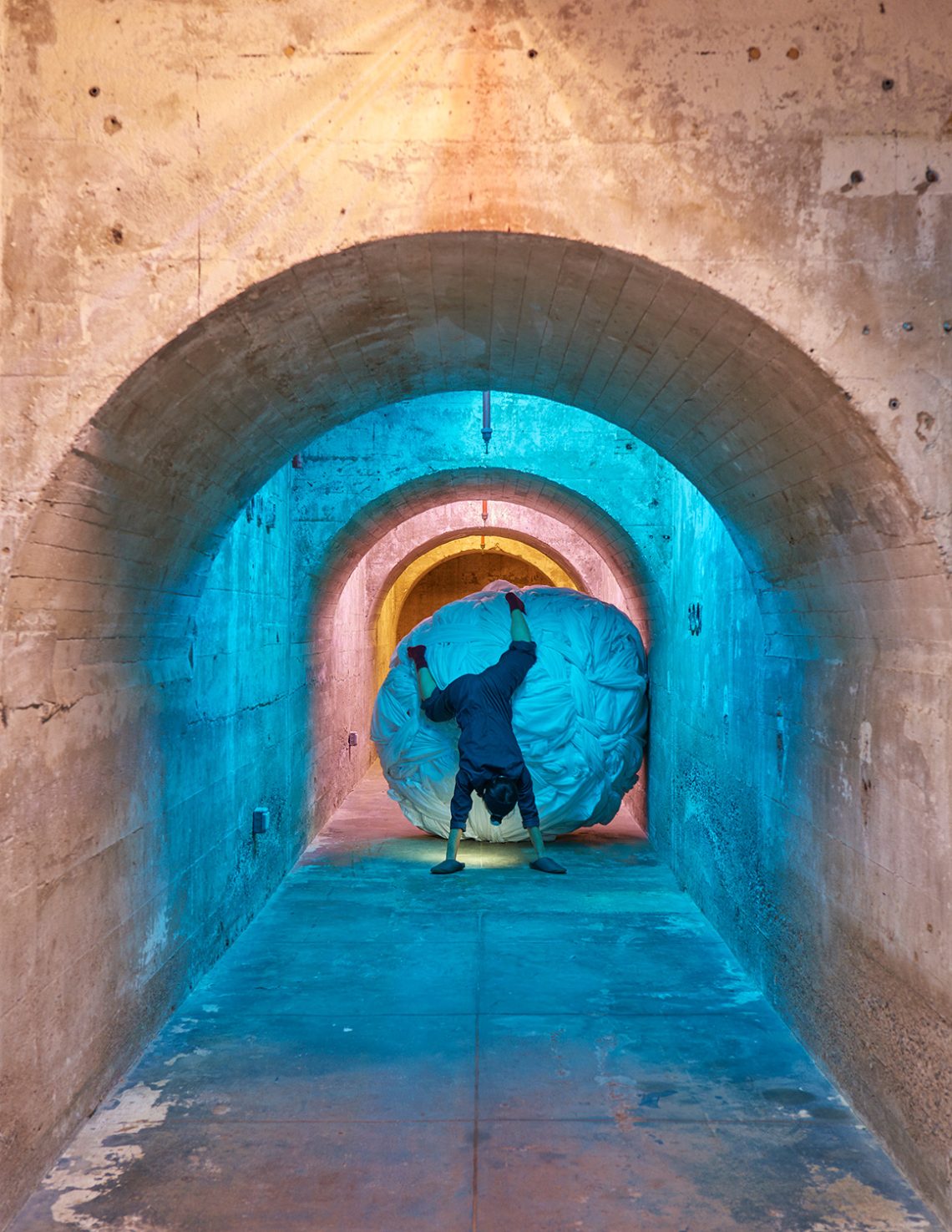 Aki Sasamoto performance con The Ball, 2016 “Aki Sasamoto: Delicate Cycle”, SculptureCenter, New York, 2016 Courtesy l’artista e SculptureCenter, New York Foto Kyle Knodell