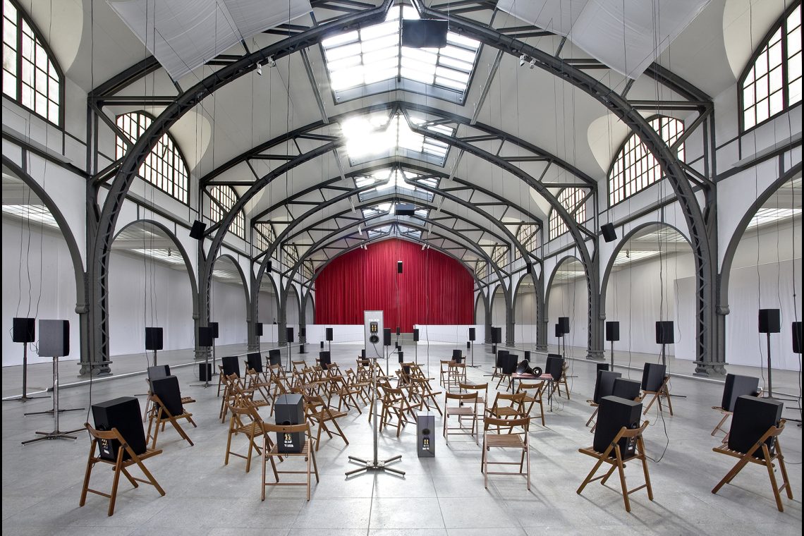 Janet Cardiff & George Bures Miller The Murder of Crows, 2008 Installation view, Nationalgalerie im Hamburger Bahnhof, Berlin, 2009 Courtesy the artists and Luhring Augustine, New York Photo Roman März
