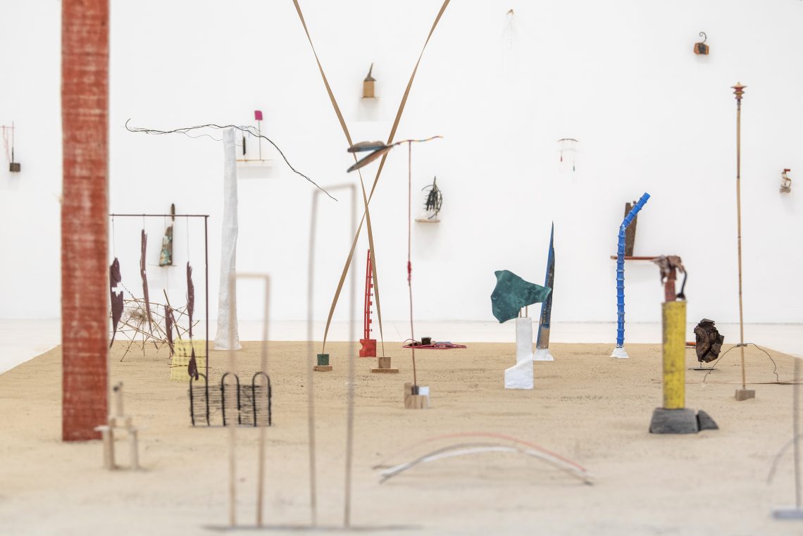 Cecilia Vicuña, Pueblo de Altares, 1990-2023 Installation view, “Cecilia Vicuña: Soñar el agua, una retrospectiva del futuro (1964–…),” Museo de Arte Latinoamericano de Buenos Aires MALBA, Buenos Aires, 2023 Courtesy the Artist and Lehmann Maupin, New York, Seoul, and London © 2025 Cecilia Vicuña / SIAE © MALBA Photo Santiago Ortí