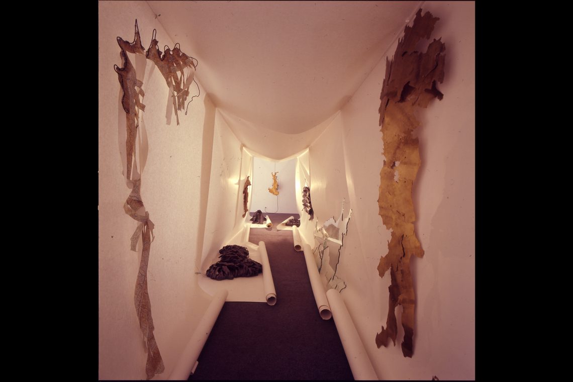 Luciano Fabro Coreografia, 1975 Veduta dell’installazione, “Letture parallele III. Coreografie”, Galleria Christian Stein, Torino, 1975 Courtesy Galleria Christian Stein, Torino Foto Mario Sarotto