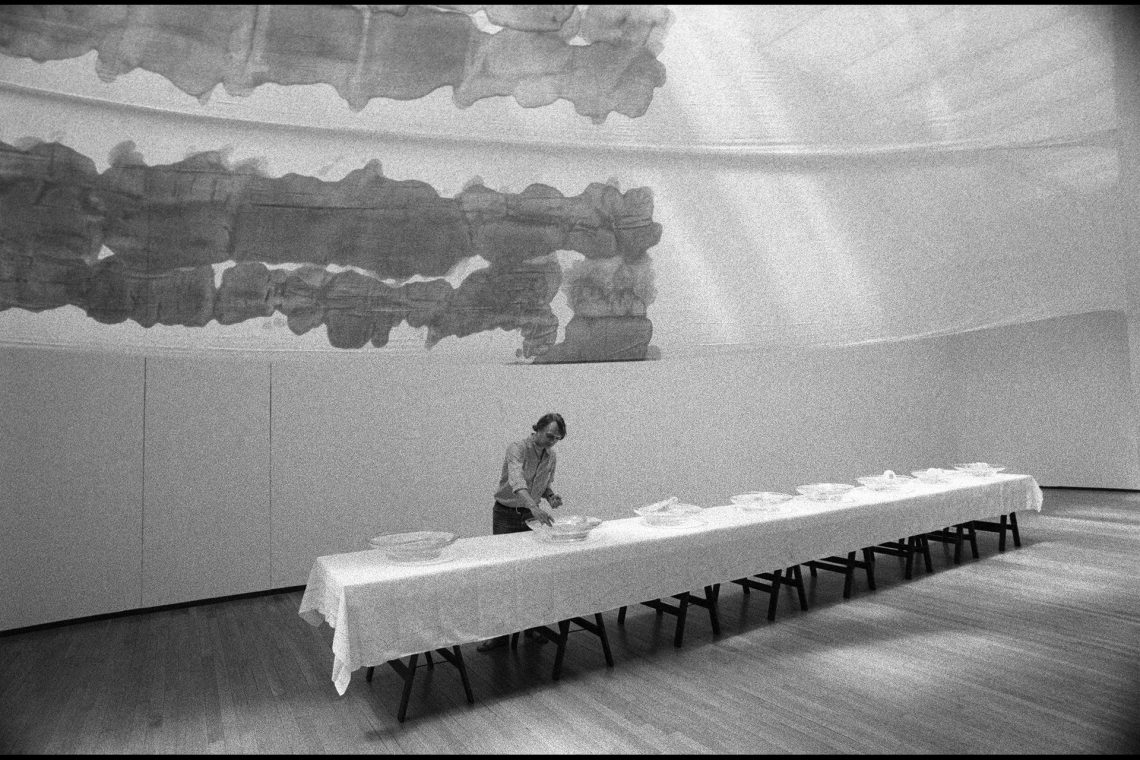 Luciano Fabro con Iconografie, 1975, durante l’allestimento della mostra personale “Letture parallele IV”, PAC Padiglione d’Arte Contemporanea, Milano, 1980 © Archivio Fotografico A. Guidetti e G. Ricci Foto Giovanni Ricci