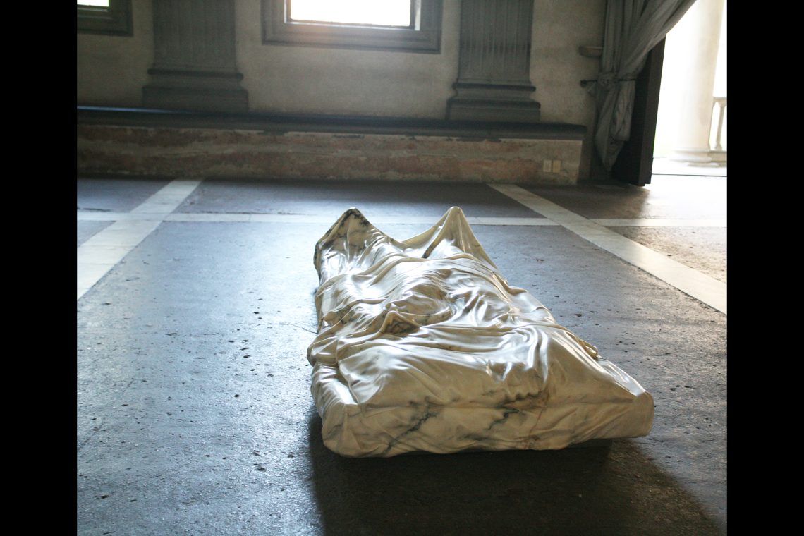 Luciano Fabro Io rappresento l’ingombro dell’oggetto nella vanità dell’ideologia. Lo Spirato, 1968-73 Veduta dell’installazione, “YTALIA. Energia Pensiero Bellezza. Tutto è connesso”, Cappella Pazzi, Firenze, 2017 Courtesy Archivio Luciano e Carla Fabro Foto Silvia Fabro