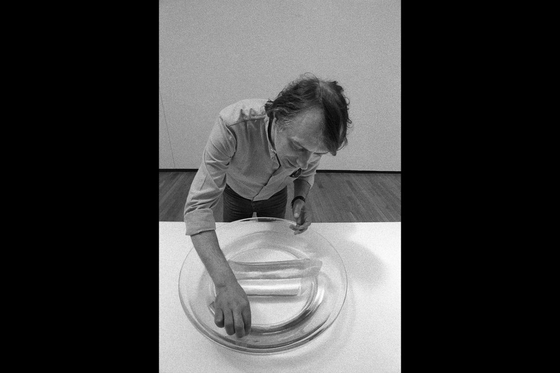 Luciano Fabro con Iconografie, 1975, durante l’allestimento della mostra personale “Letture parallele IV”, PAC Padiglione d’Arte Contemporanea, Milano, 1980 © Archivio Fotografico A. Guidetti e G. Ricci Foto Giovanni Ricci