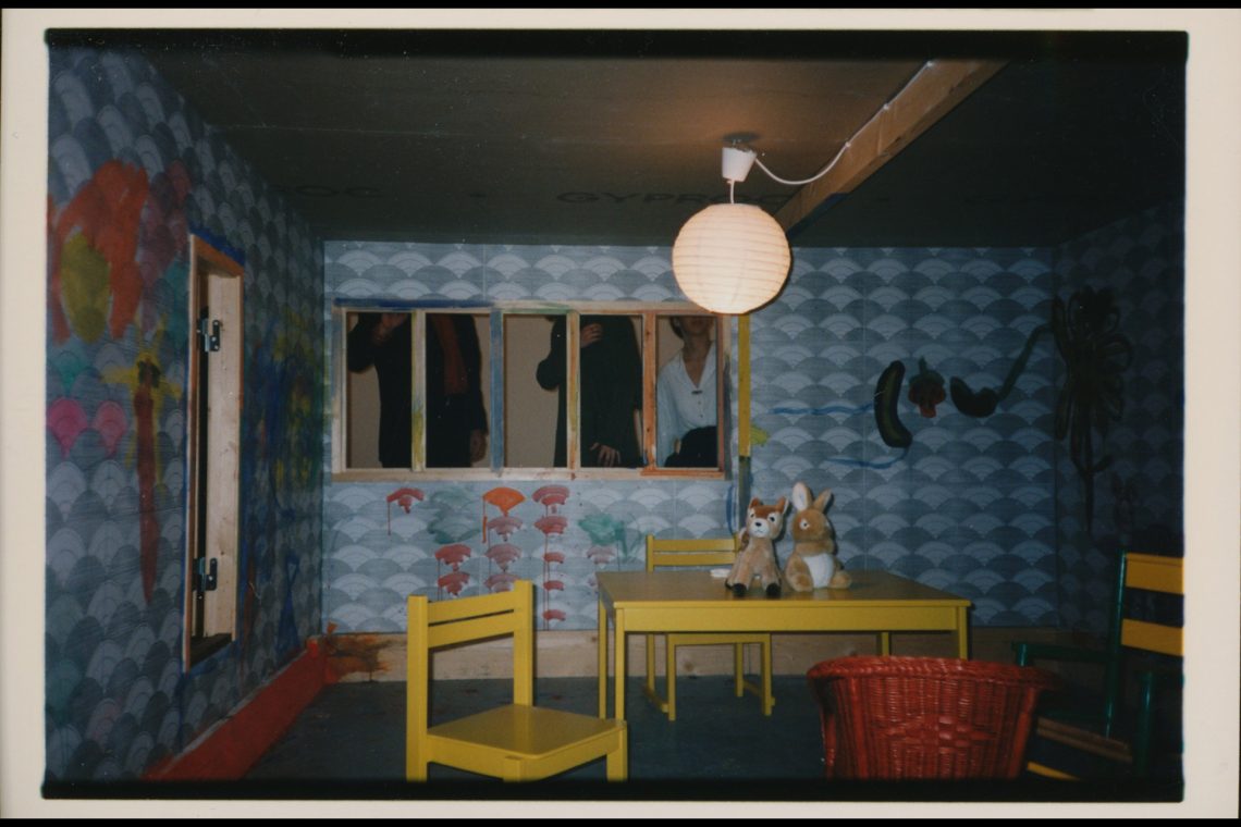 Rirkrit Tiravanija untitled 1995 (half-scale single family home no. 47, with interior decoration by children of the storken day care center, ages 5 to 7), 1995 (particolare) Louisiana Museum of Modern Art, Humlebaek, Denmark Courtesy l’artista e neugerriemschneider, Berlino