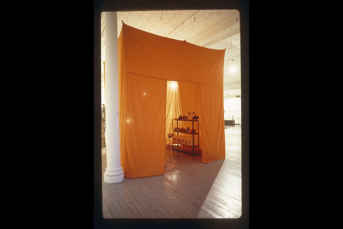 Rirkrit Tiravanija untitled 1992 (cure), 1992 Veduta dell’installazione, “Fever,” Exit Art, New York, 1992 Carnegie Museum of Art, A. W. Mellon Acquisition Endowment Fund Courtesy l’artista