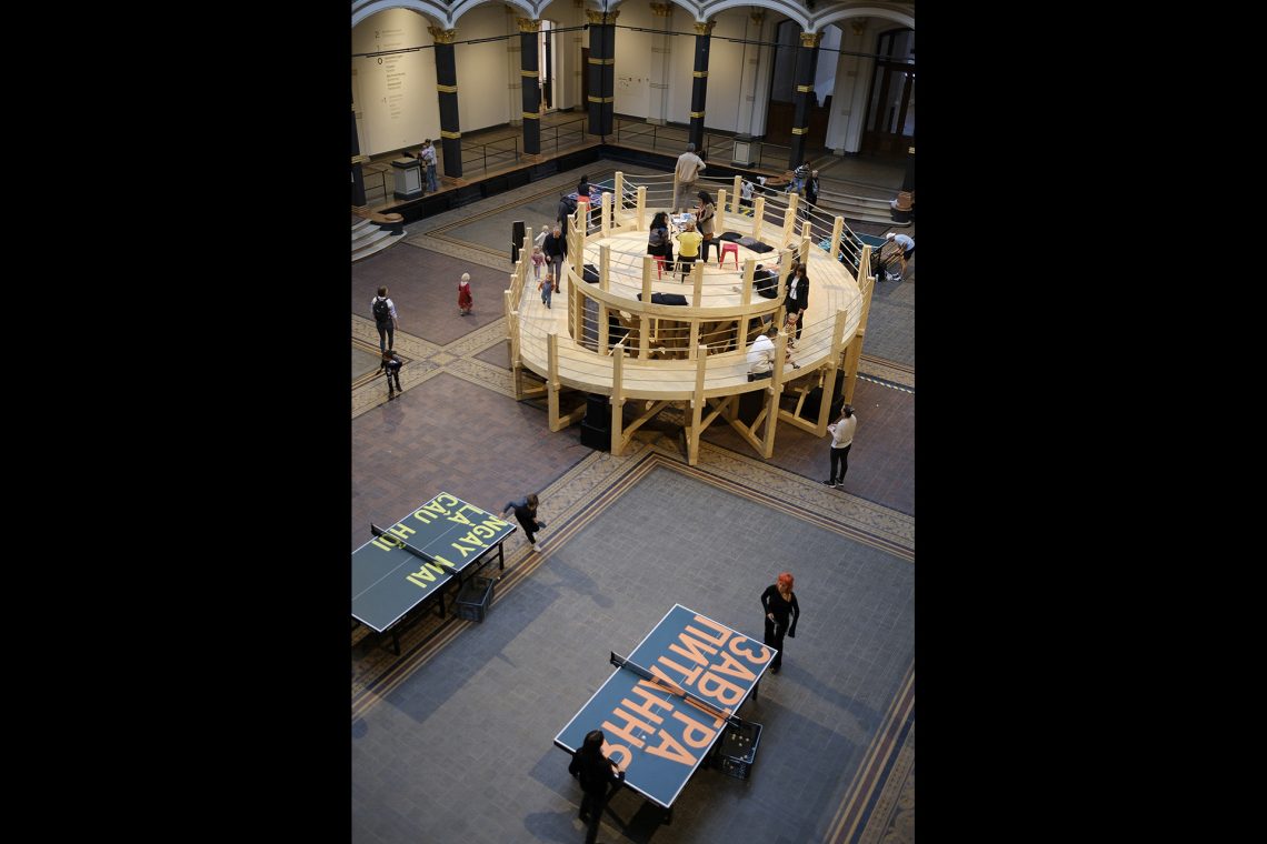 Rirkrit Tiravanija untitled 2024 (demo station n. 8), 2024 Veduta dell’installazione, “Rirkrit Tiravanija: DAS GLÜCK IST NICHT IMMER LUSTIG”, Gropius Bau, Berlino, 2024 Courtesy l’artista © Gropius Bau Foto Guannan Li