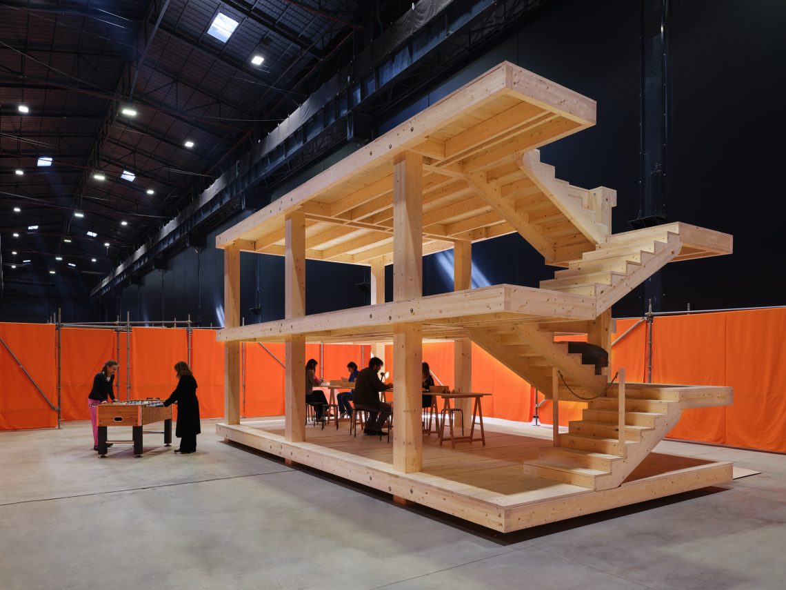 Rirkrit Tiravanija untitled 1998 (dom-ino), 2026 Veduta dell’installazione, Pirelli HangarBicocca, Milano, 2026 Copia espositiva di untitled 1998 (dom-ino), 1998, FNAC 01-812, Centre national des arts plastiques In deposito dal 21 gennaio 2002 : Abattoirs - Frac MidiPyrénées (Toulouse) Courtesy l’artista e Pirelli HangarBicocca, Milano Foto Agostino Osio