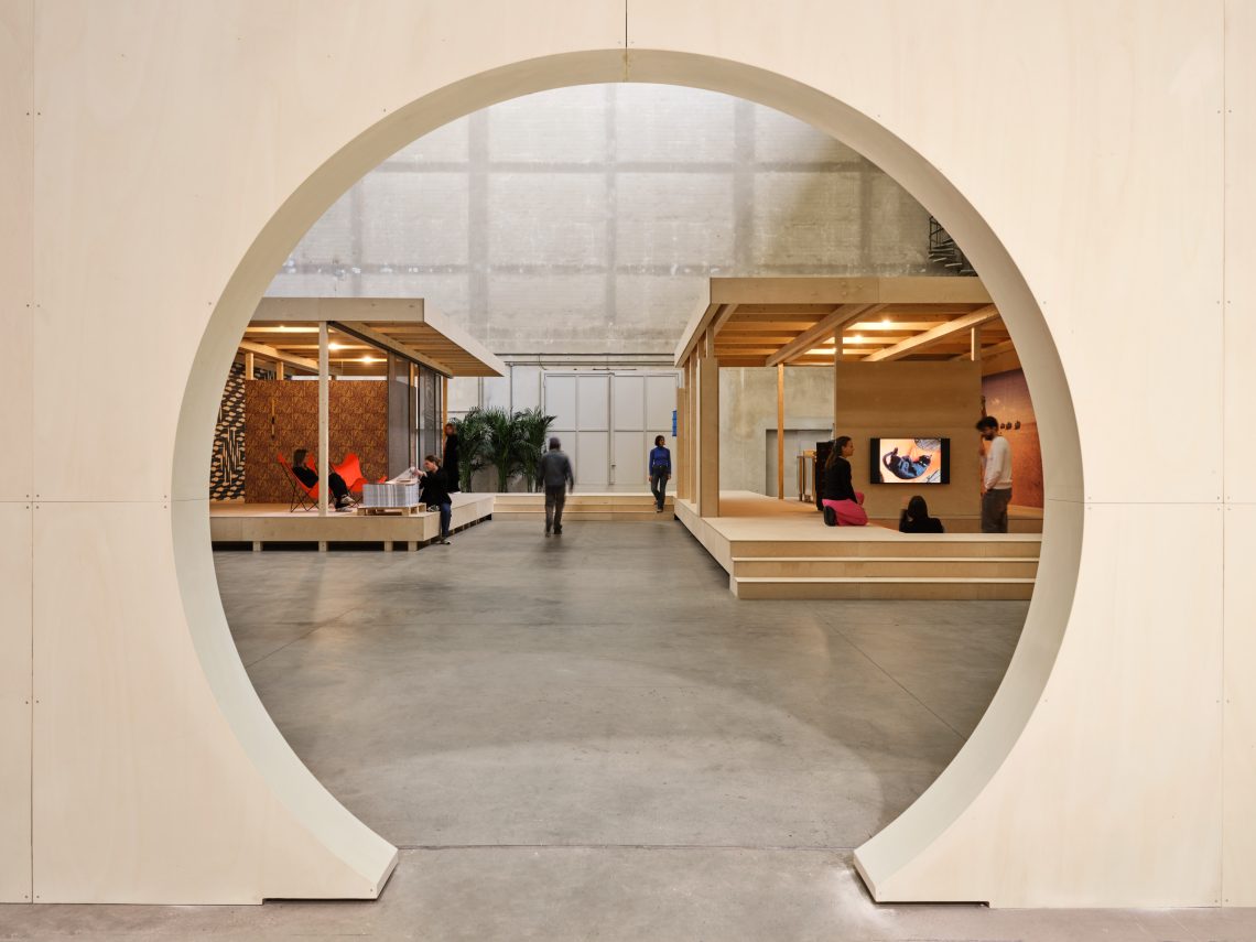 Rirkrit Tiravanija untitled 2009 (the house the cat built), 2026 Veduta dell’installazione, Pirelli HangarBicocca, Milano, 2026 Courtesy l’artista e Pirelli HangarBicocca, Milano Foto Agostino Osio