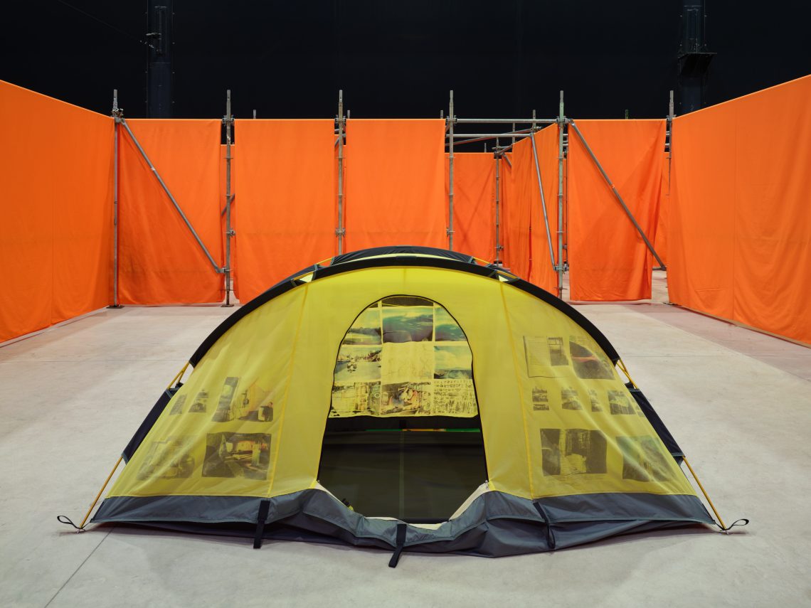 Rirkrit Tiravanija untitled 1995 (tent installation), 1995 Veduta dell’installazione, Pirelli HangarBicocca, Milano, 2026 Klosterfelde Edition Courtesy l’artista e Pirelli HangarBicocca, Milano Foto Agostino Osio