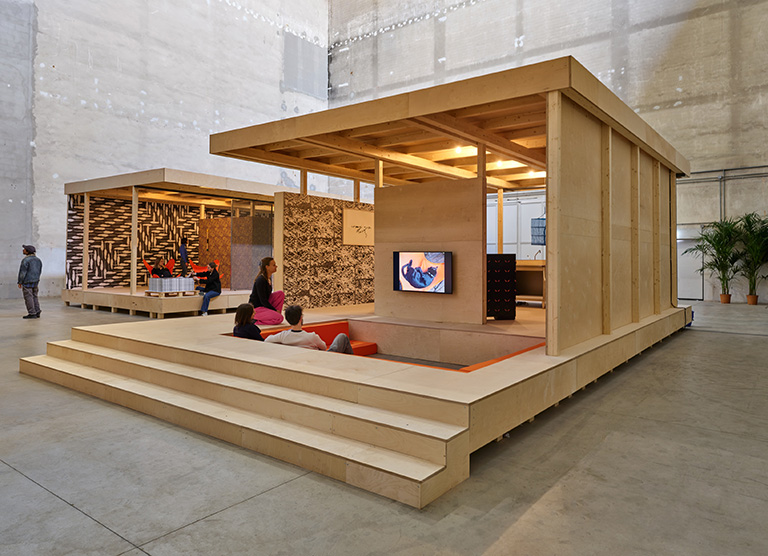 Rirkrit Tiravanija untitled 2009 (the house the cat built), 2026 Veduta dell’installazione, Pirelli HangarBicocca, Milano, 2026 Courtesy l’artista e Pirelli HangarBicocca, Milano Foto Agostino Osio