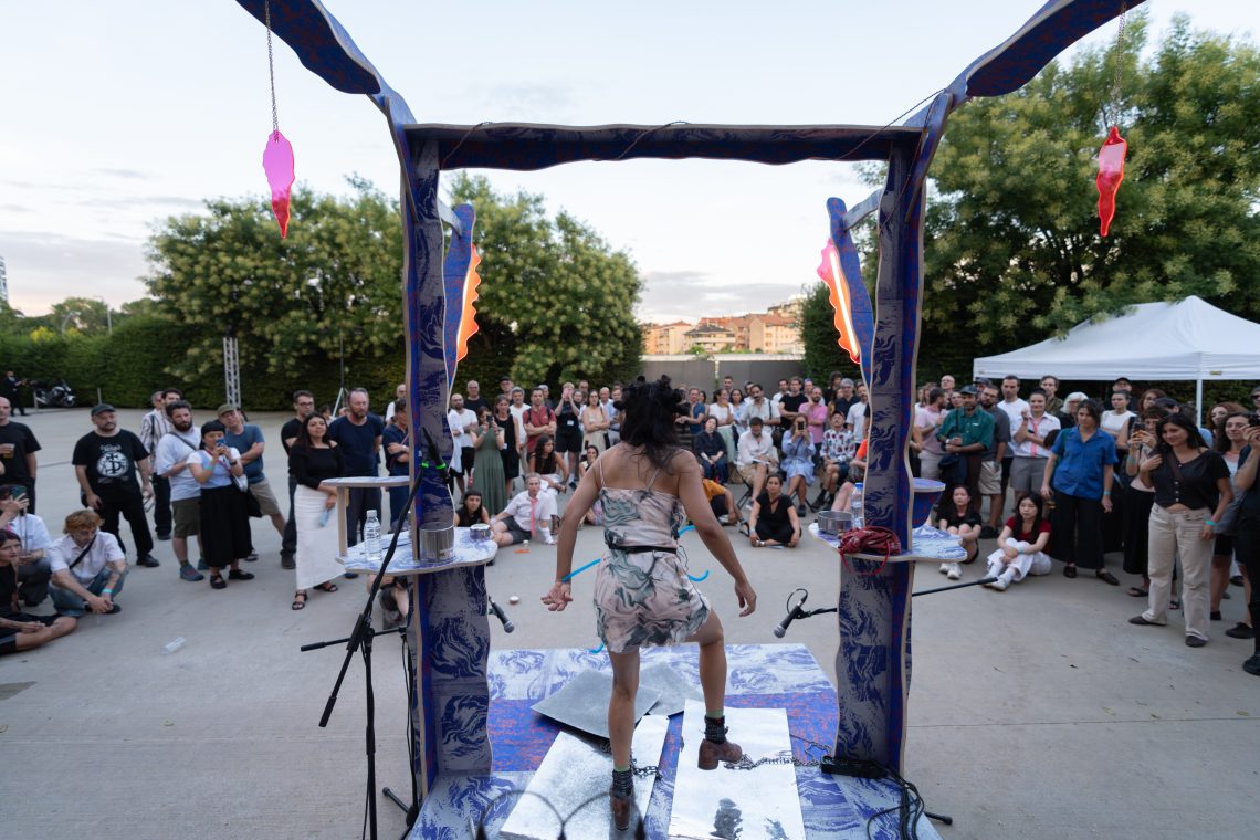 Milano Re-Mapped Summer Festival 2026. Nomadic creatures Reona, performance danza su Bluastro A cura di Edizioni Brigantino Courtesy gli artisti e Pirelli HangarBicocca, Milano 2026 Foto Lorenzo Palmieri