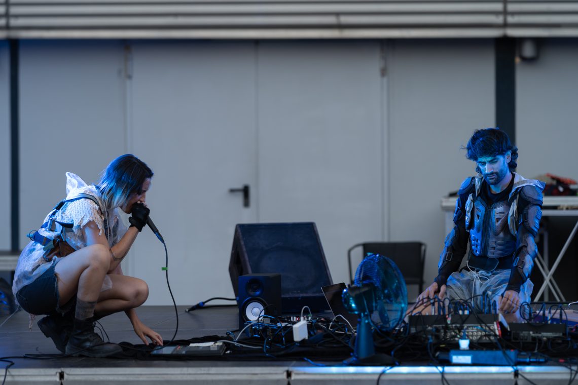 Milano Re-Mapped Summer Festival 2026. Nomadic creatures Francesca Sproccati con Léo Collin Venir meno (versione ridotta) A cura di La Rada Con la collaborazione di Istituto Svizzero Courtesy gli artisti e Pirelli HangarBicocca, Milano 2026 Foto Lorenzo Palmieri