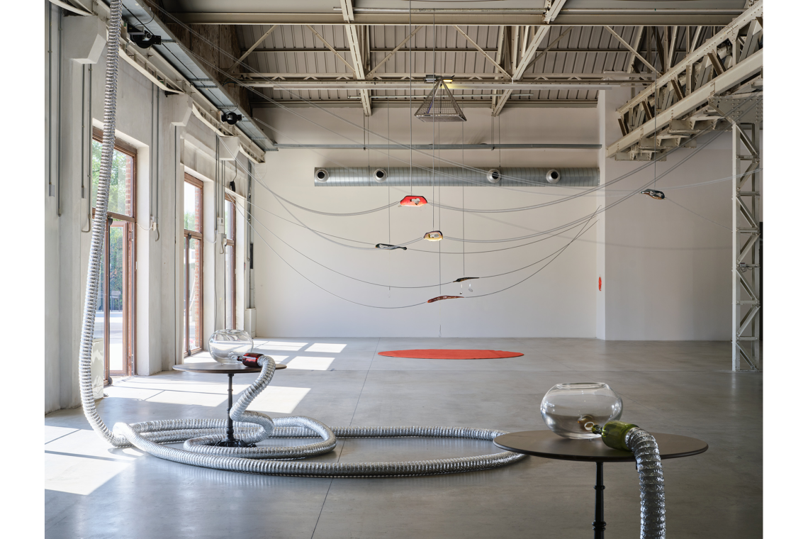 Aki Sasamoto “XYZ” Veduta della mostra, Pirelli HangarBicocca, Milano, 2026 Courtesy l’artista e Pirelli HangarBicocca, Milano Foto Agostino Osio