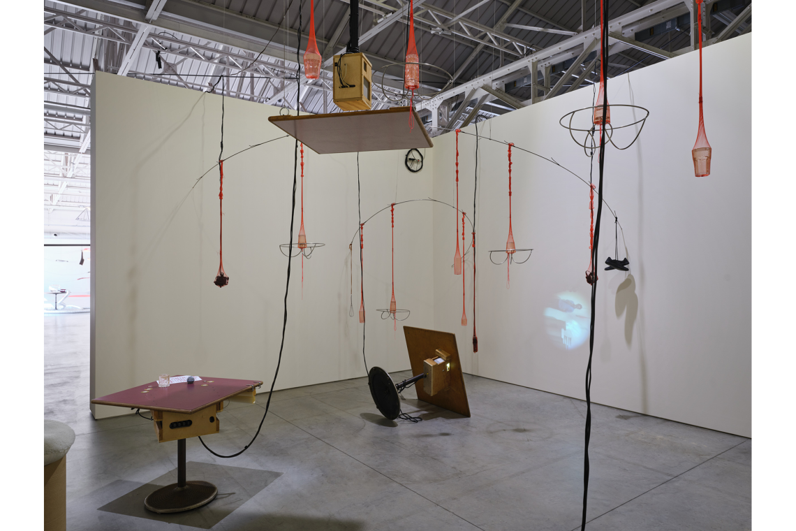 Aki Sasamoto Strange Attractors, 2010 Veduta dell’installazione, Pirelli HangarBicocca, Milano, 2026 Ninagawa Maerkle Family Collection Courtesy l’artista e Pirelli HangarBicocca, Milano Foto Agostino Osio