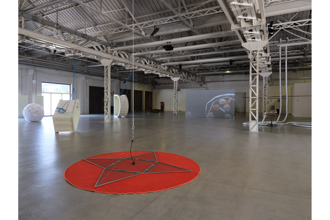 Aki Sasamoto “XYZ” Veduta della mostra, Pirelli HangarBicocca, Milano, 2026 Courtesy l’artista e Pirelli HangarBicocca, Milano Foto Agostino Osio