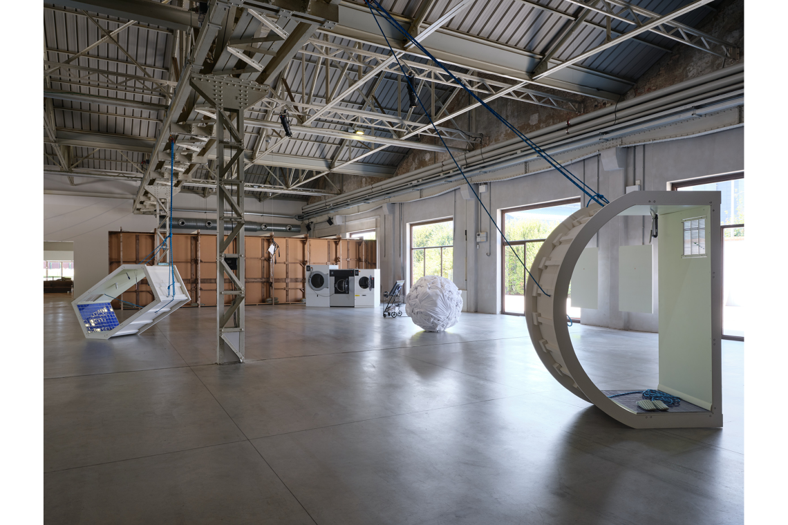 Aki Sasamoto Delicate Cycle, 2016/2026 Veduta dell’installazione, Pirelli HangarBicocca, Milano, 2026 Courtesy l’artista e Pirelli HangarBicocca, Milano Foto Agostino Osio