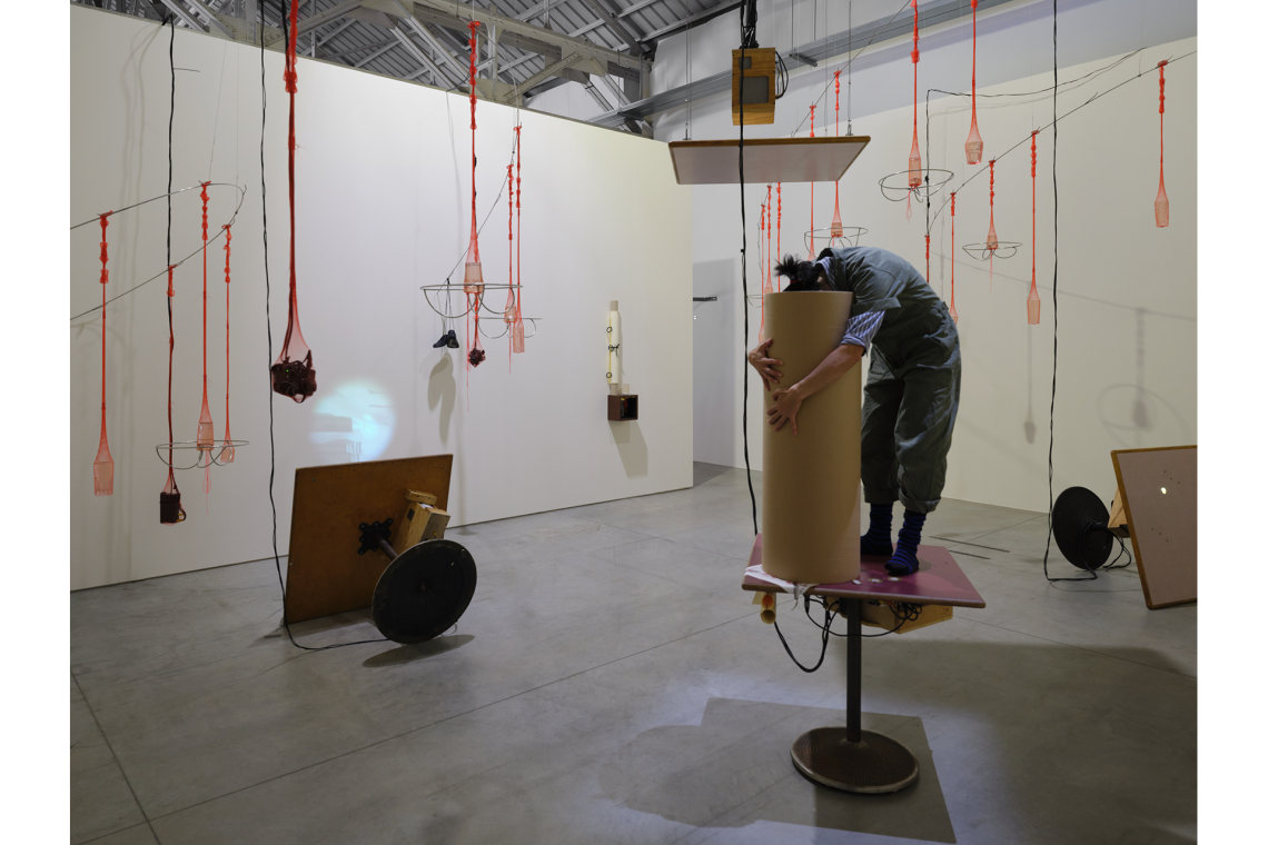 Aki Sasamoto performance di Strange Attractors, 2010 Veduta dell’installazione, Pirelli HangarBicocca, Milano, 2026 Ninagawa Maerkle Family Collection Courtesy l’artista e Pirelli HangarBicocca, Milano Foto Agostino Osio