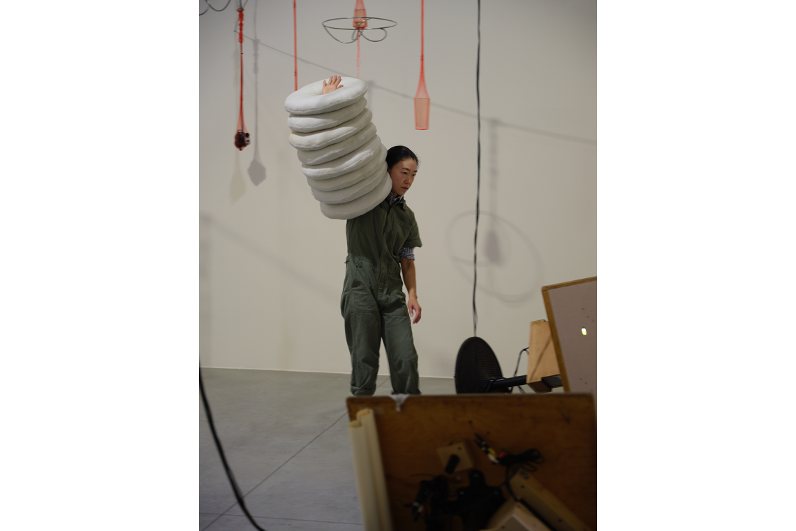 Aki Sasamoto performance di Strange Attractors, 2010 Veduta dell’installazione, Pirelli HangarBicocca, Milano, 2026 Ninagawa Maerkle Family Collection Courtesy l’artista e Pirelli HangarBicocca, Milano Foto Agostino Osio