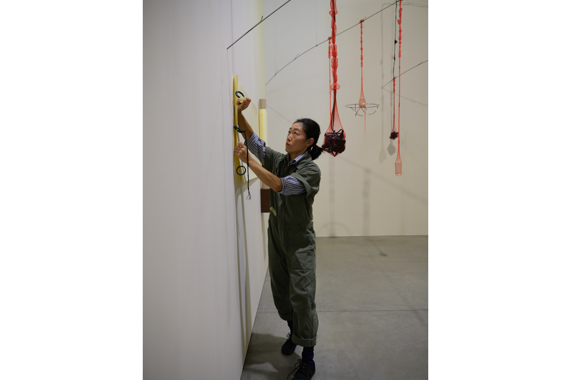Aki Sasamoto performance di Strange Attractors, 2010 Veduta dell’installazione, Pirelli HangarBicocca, Milano, 2026 Ninagawa Maerkle Family Collection Courtesy l’artista e Pirelli HangarBicocca, Milano Foto Agostino Osio