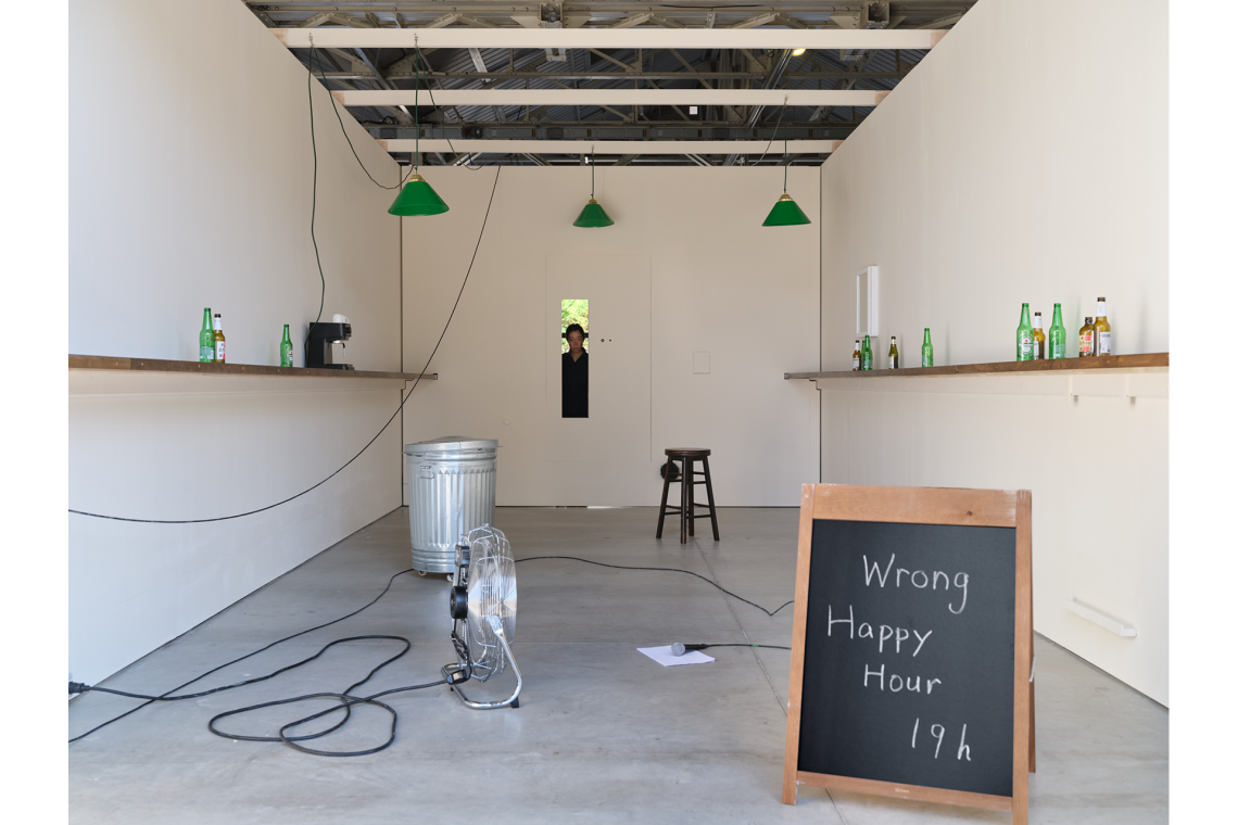Aki Sasamoto performance di Wrong Happy Hour, 2014/2026 Veduta dell’installazione, Pirelli HangarBicocca, Milano, 2026 Courtesy l’artista e Pirelli HangarBicocca, Milano Foto Agostino Osio