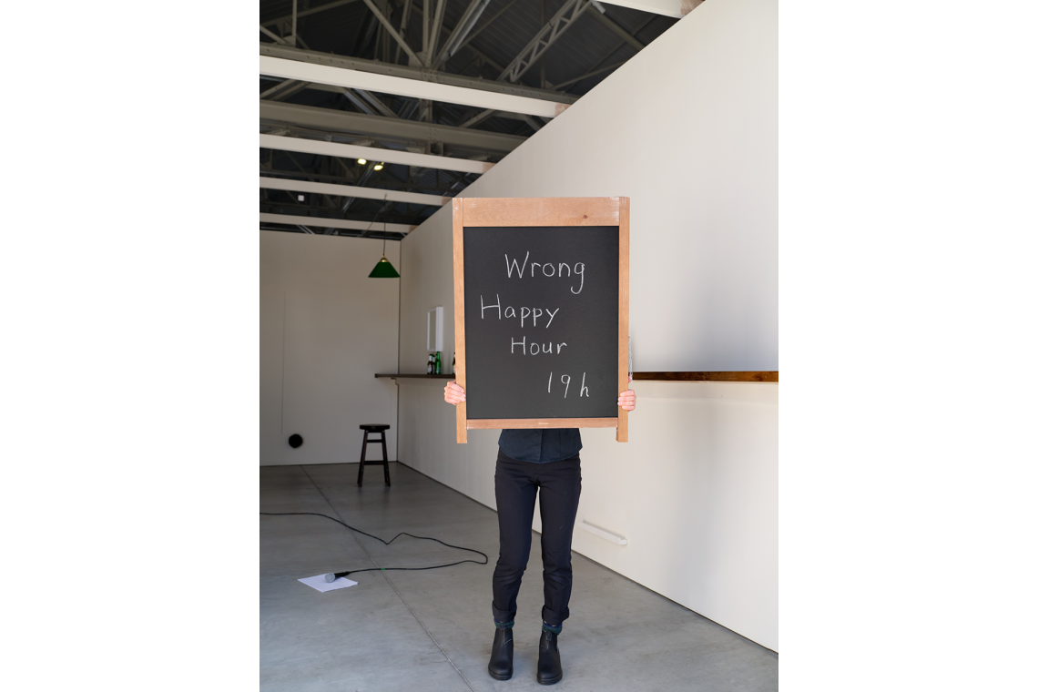 Aki Sasamoto performance di Wrong Happy Hour, 2014/2026 Veduta dell’installazione, Pirelli HangarBicocca, Milano, 2026 Courtesy l’artista e Pirelli HangarBicocca, Milano Foto Agostino Osio