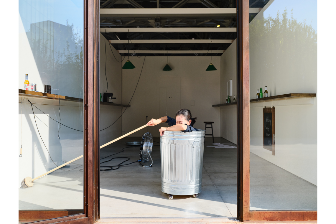 Aki Sasamoto performance di Wrong Happy Hour, 2014/2026 Veduta dell’installazione, Pirelli HangarBicocca, Milano, 2026 Courtesy l’artista e Pirelli HangarBicocca, Milano Foto Agostino Osio