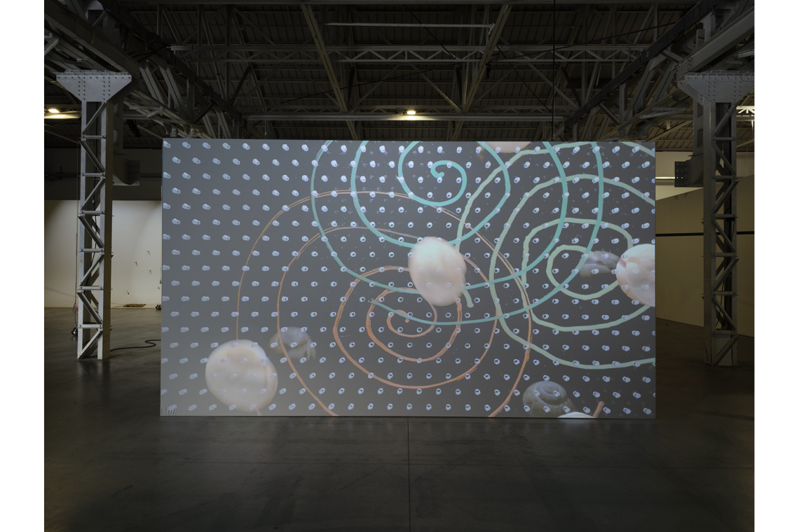 Aki Sasamoto Point Reflection (Video), 2023 Veduta dell’installazione, Pirelli HangarBicocca, Milano, 2026 Traccia audio Matt Bauder Collection Shane Akeroyd Courtesy l’artista e Pirelli HangarBicocca, Milano Foto Agostino Osio