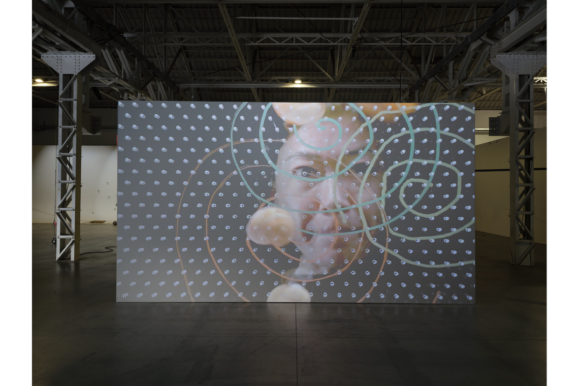 Aki Sasamoto Point Reflection (Video), 2023 Veduta dell’installazione, Pirelli HangarBicocca, Milano, 2026 Traccia audio Matt Bauder Collection Shane Akeroyd Courtesy l’artista e Pirelli HangarBicocca, Milano Foto Agostino Osio