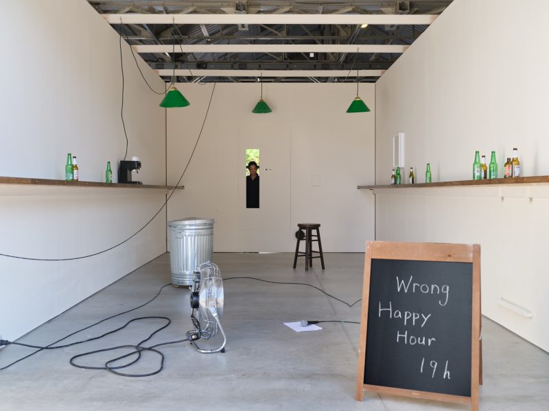 Aki Sasamoto performance di Wrong Happy Hour, 2014/2026 Veduta dell’installazione, Pirelli HangarBicocca, Milano, 2026 Courtesy l’artista e Pirelli HangarBicocca, Milano Foto Agostino Osio