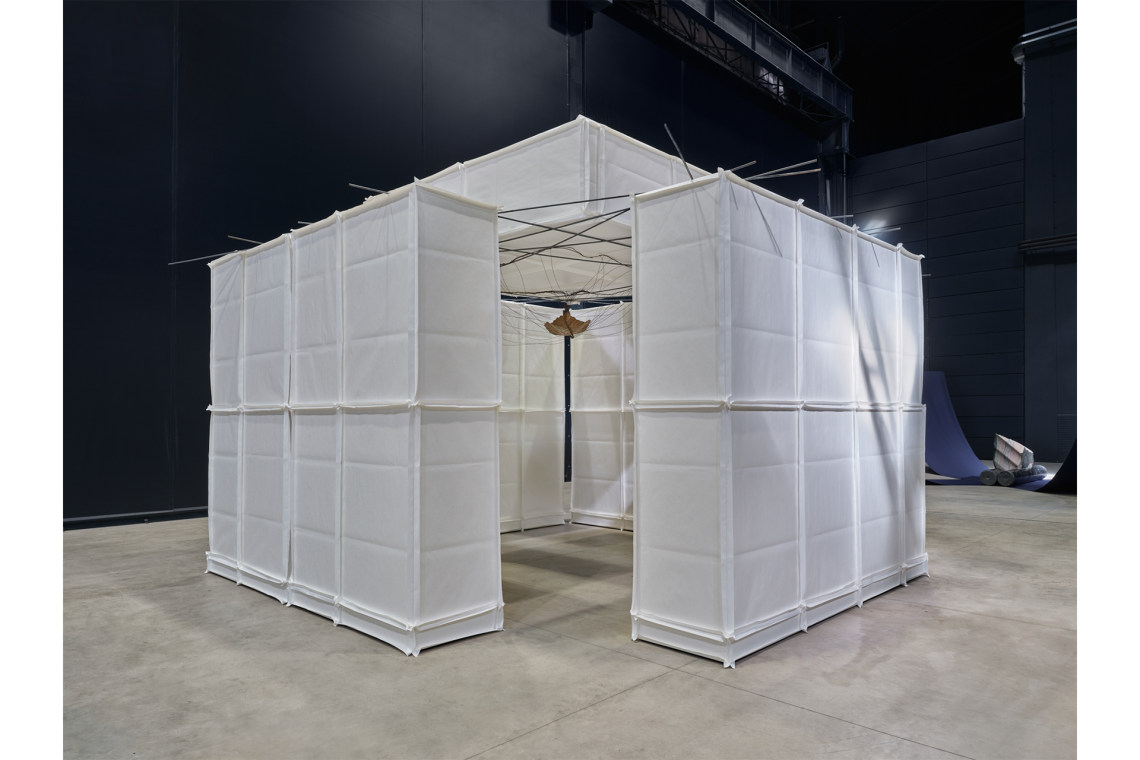 Luciano Fabro Habitat (di Aachen), 1983 Veduta dell’installazione, Pirelli HangarBicocca, Milano, 2026 Ricostruzione a cura di Silvia Fabro (Archivio Luciano e Carla Fabro) Courtesy Pirelli HangarBicocca, Milano Foto Agostino Osio