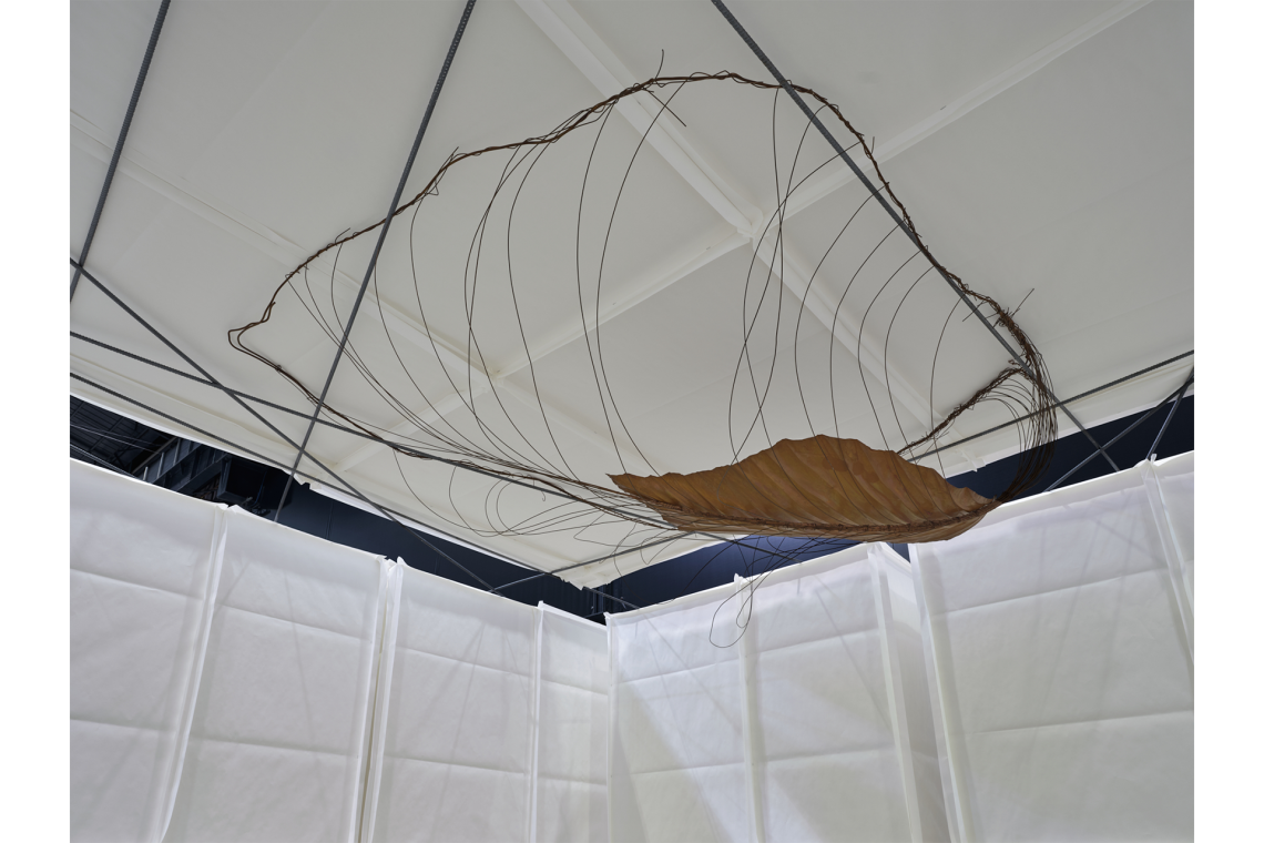 Luciano Fabro Foglia, 1981 Veduta dell’installazione, Pirelli HangarBicocca, Milano, 2026 Collezione privata Courtesy Pirelli HangarBicocca, Milano Foto Agostino Osio