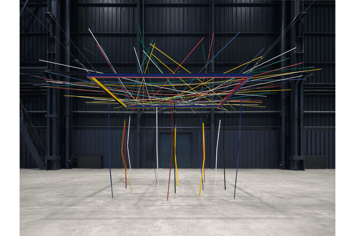 Luciano Fabro Nord, Sud, Est, Ovest giocano a Shanghai, 1989-94 Veduta dell’installazione, Pirelli HangarBicocca, Milano, 2026 Collezione privata Courtesy Pirelli HangarBicocca, Milano Foto Agostino Osio