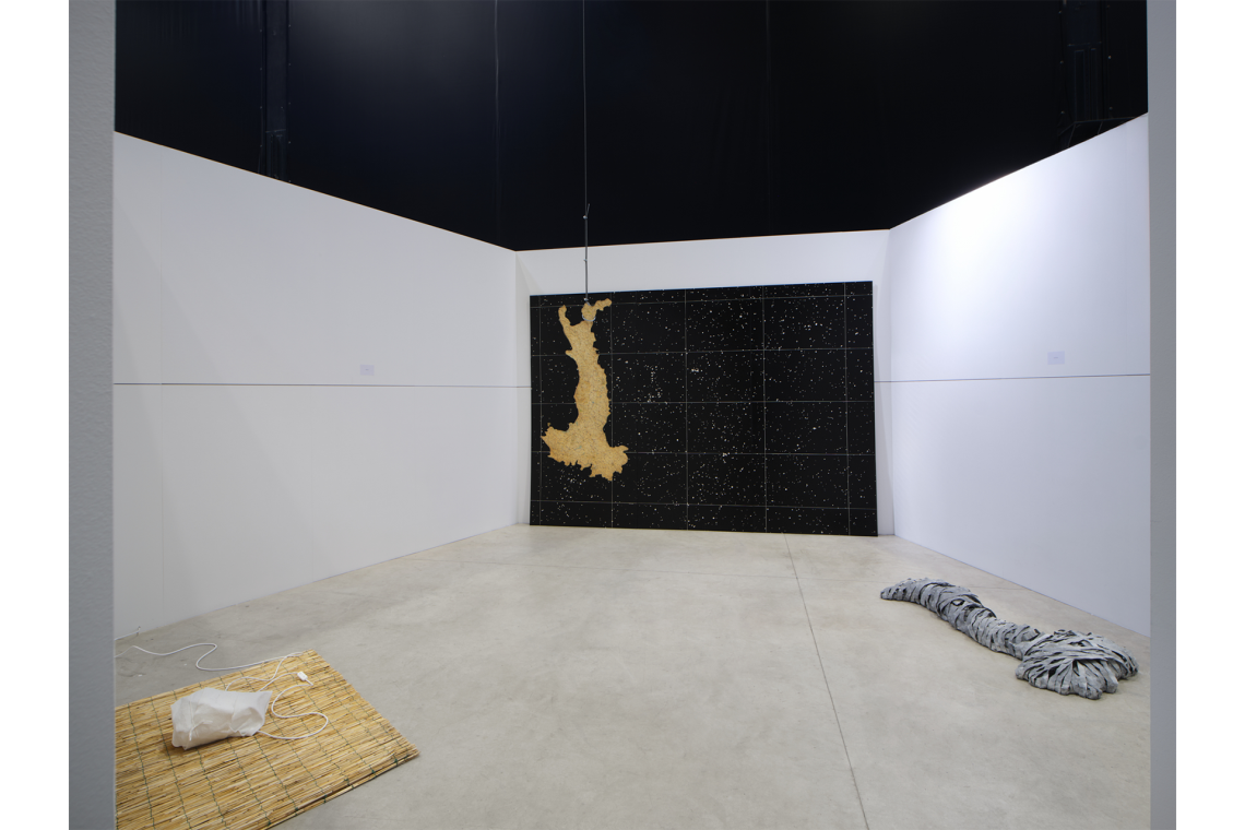 Luciano Fabro Sala Pentagonale, 1970 Veduta dell’installazione, Pirelli HangarBicocca, Milano, 2026 Ricostruzione a cura di Silvia Fabro (Archivio Luciano e Carla Fabro) Courtesy Pirelli HangarBicocca, Milano Foto Agostino Osio