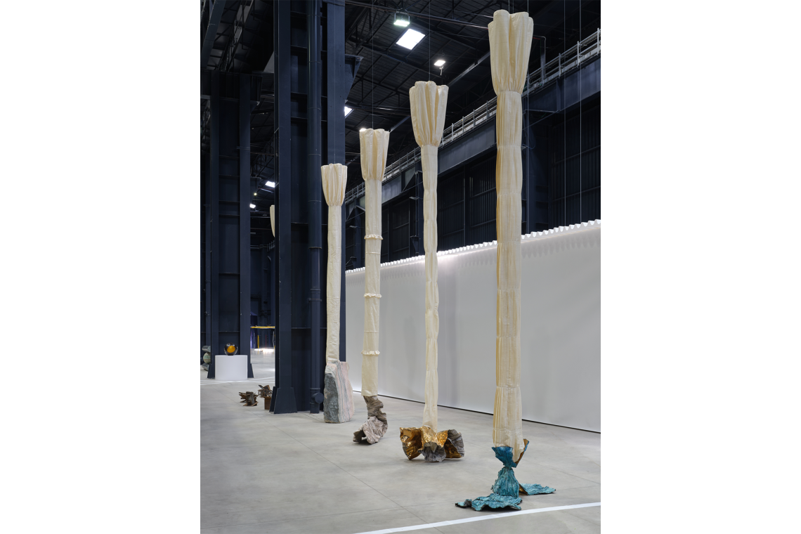 Luciano Fabro Habitat (di Rotterdam), 1981 Veduta dell’installazione, Pirelli HangarBicocca, Milano, 2026 Ricostruzione a cura di Silvia Fabro (Archivio Luciano e Carla Fabro) Courtesy Pirelli HangarBicocca, Milano Foto Agostino Osio