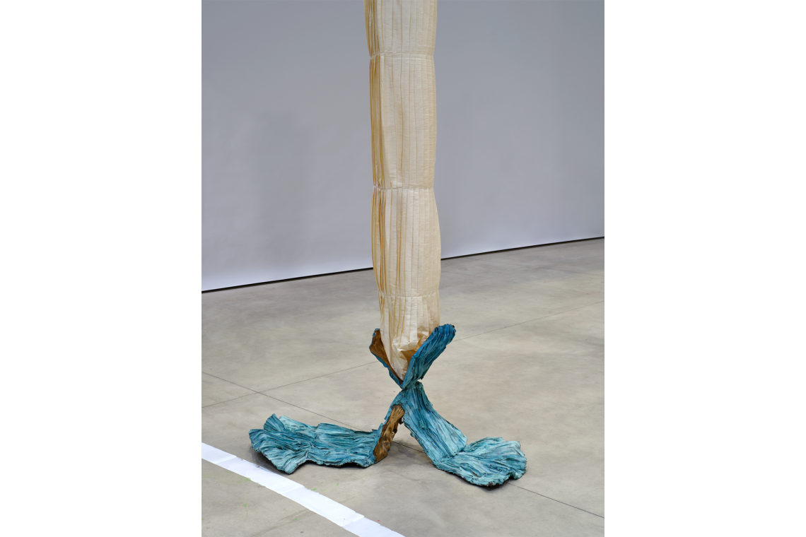 Luciano Fabro Piede senile IV, 2000 Veduta dell’installazione, Pirelli HangarBicocca, Milano, 2026 Collezione privata Courtesy Pirelli HangarBicocca, Milano Foto Agostino Osio