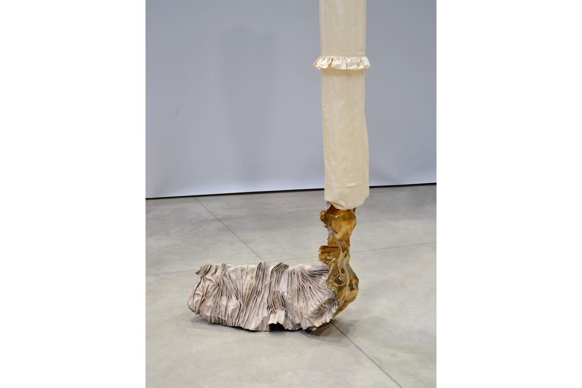 Luciano Fabro Piede senile II, 2000 Veduta dell’installazione, Pirelli HangarBicocca, Milano, 2026 Collezione privata Courtesy Pirelli HangarBicocca, Milano Foto Agostino Osio