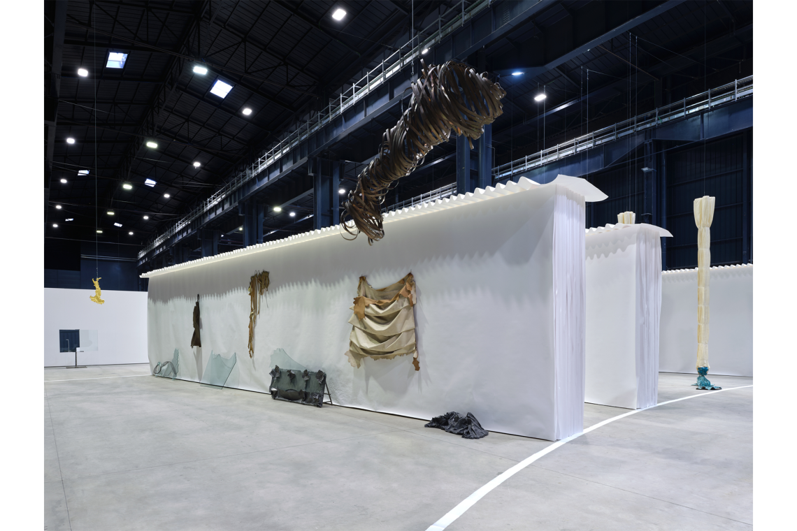 Luciano Fabro Habitat (di Rotterdam), 1981 Veduta dell’installazione, Pirelli HangarBicocca, Milano, 2026 Ricostruzione a cura di Silvia Fabro (Archivio Luciano e Carla Fabro) Courtesy Pirelli HangarBicocca, Milano Foto Agostino Osio